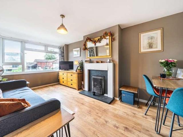 2 bed flat for sale