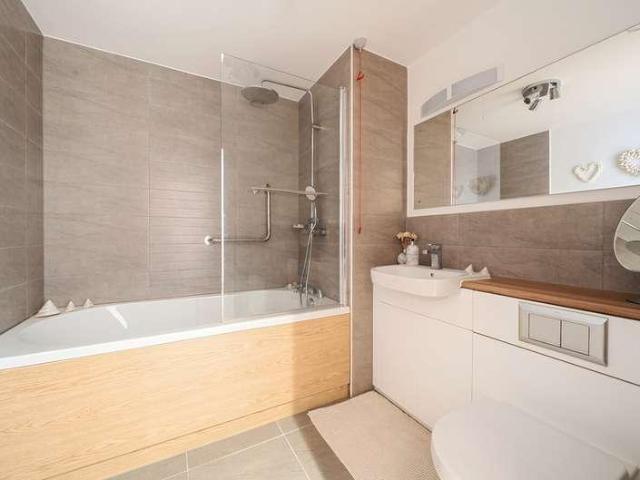 2 bed flat for sale