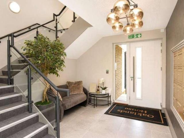 2 bed flat for sale