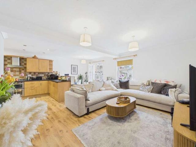 2 bed flat for sale