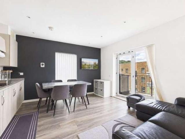 2 bed flat for sale