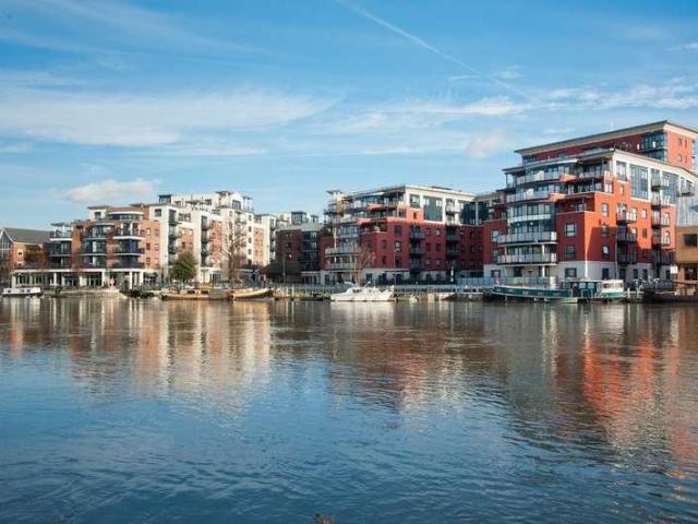2 bed flat for sale
