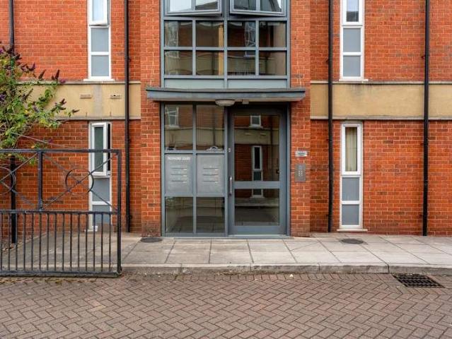 2 bed flat for sale