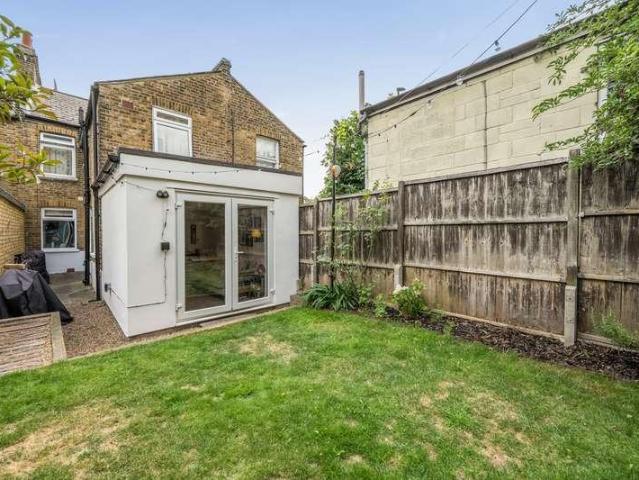 2 bed flat for sale
