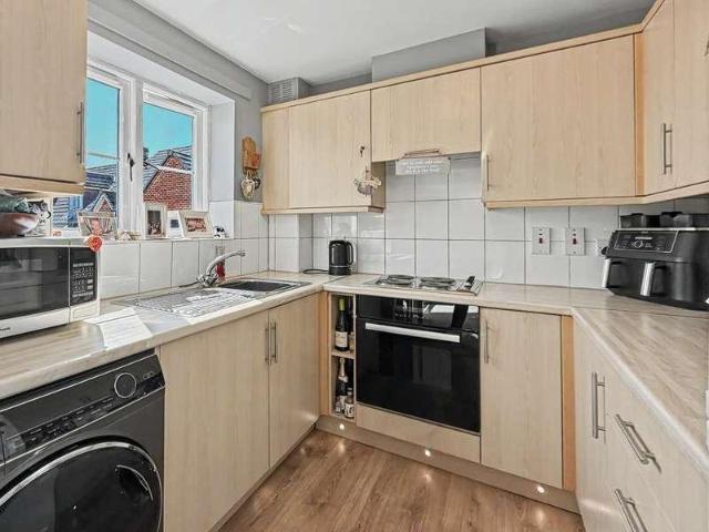 2 bed flat for sale