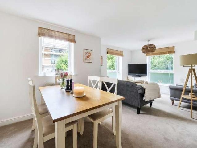 2 bed flat for sale