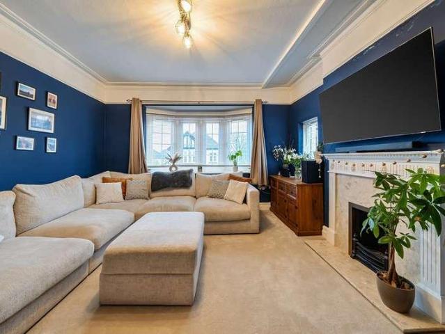 2 bed flat for sale