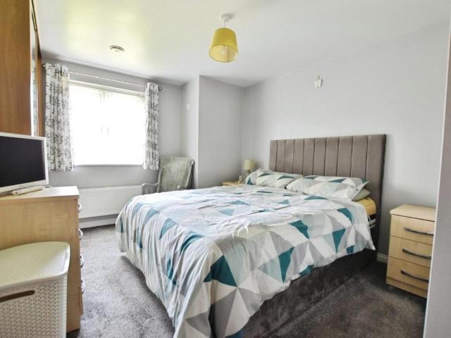 2 bed flat for sale