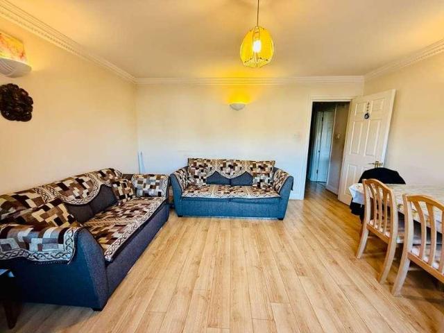 2 bed flat for sale