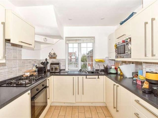 2 bed flat for sale