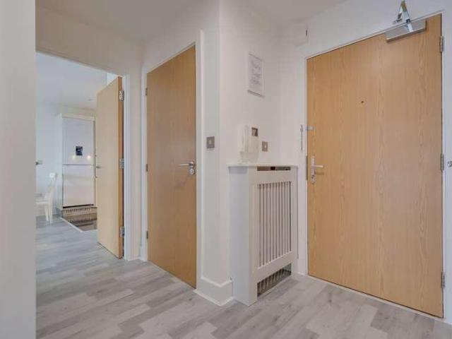 2 bed flat for sale