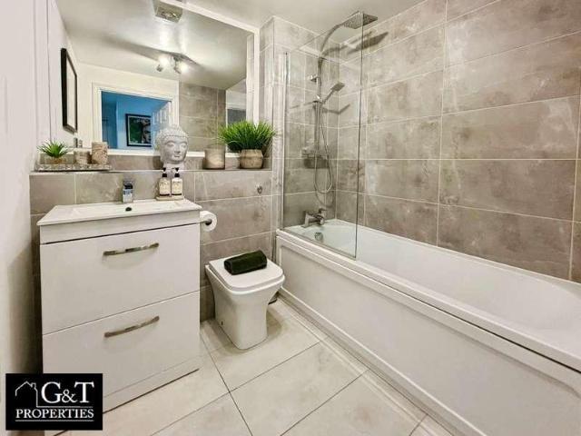 2 bed flat for sale