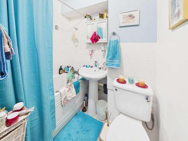 2 bed flat for sale