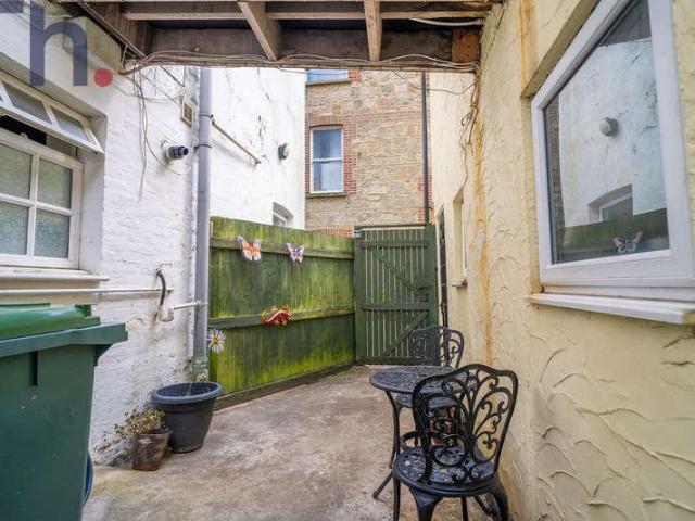 2 bed flat for sale