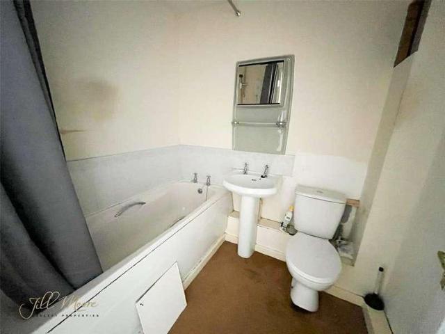 2 bed flat for sale