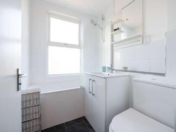 2 bed flat for sale