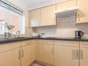 2 bed flat for sale