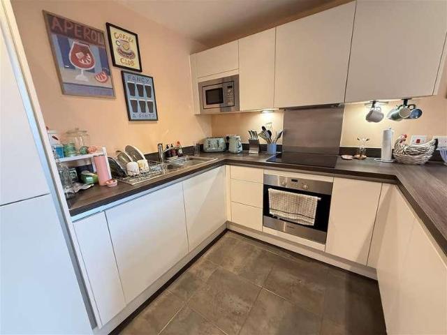 2 bed flat for sale