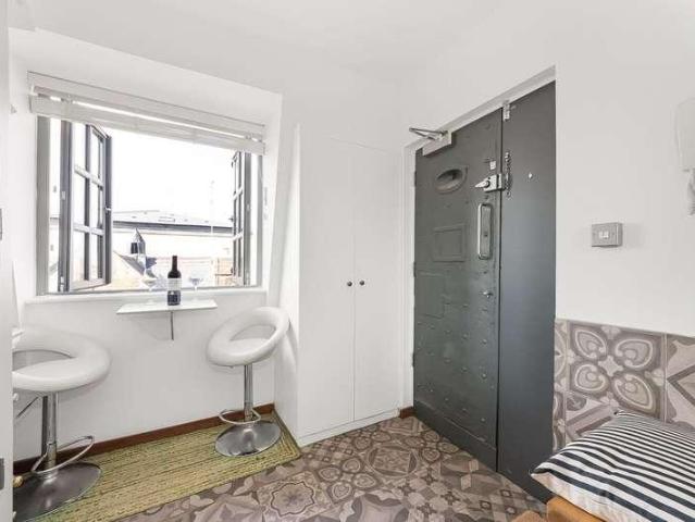 2 bed flat for sale