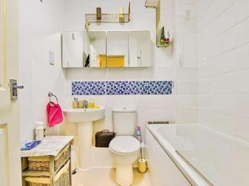 2 bed flat for sale