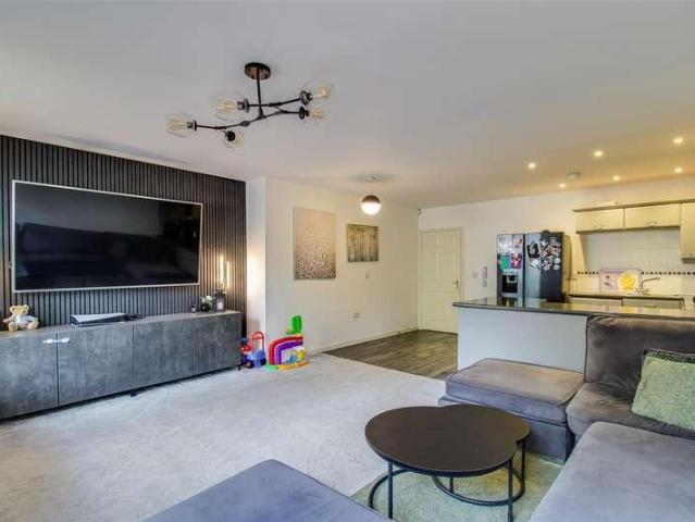 2 bed flat for sale