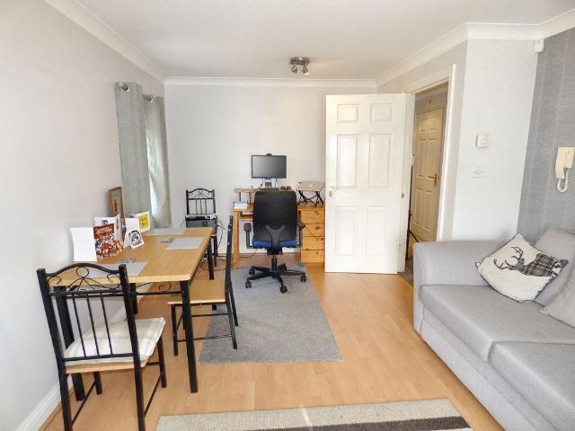 2 bed flat for sale