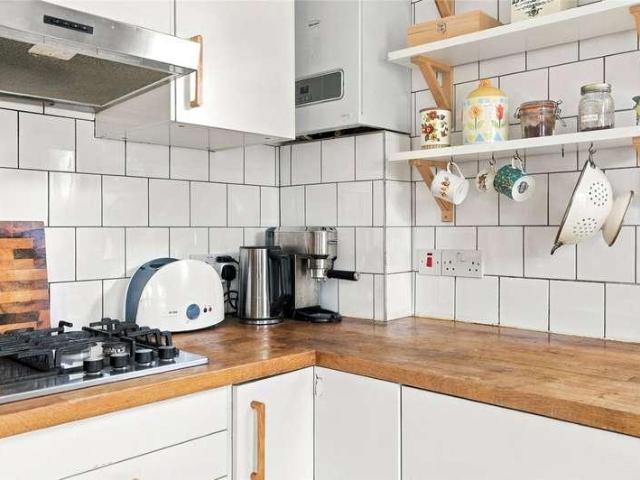 2 bed flat for sale
