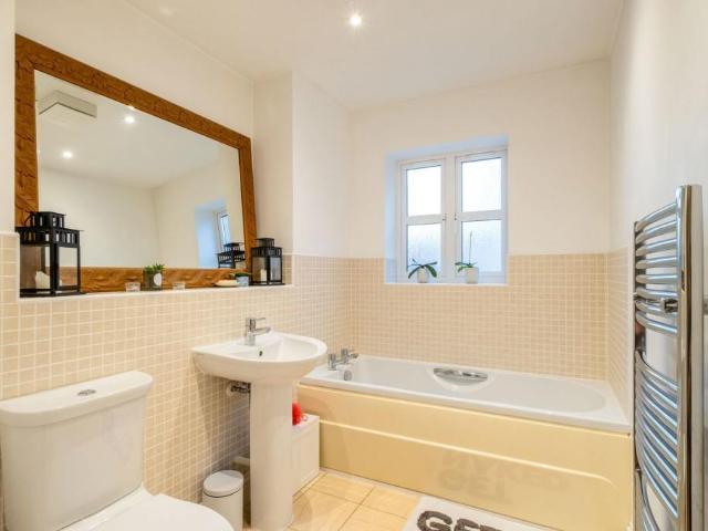 2 bed flat for sale