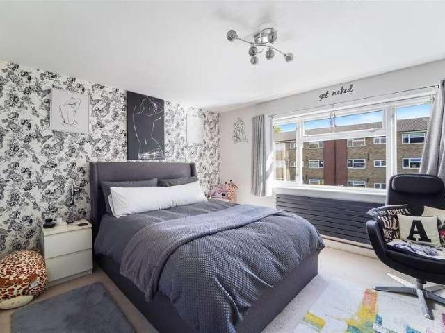 2 bed flat for sale