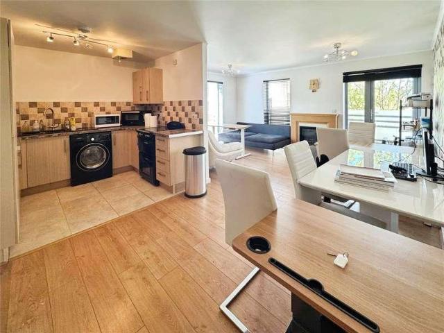 2 bed flat for sale