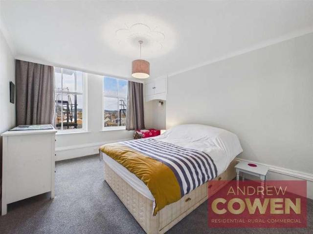 2 bed flat for sale