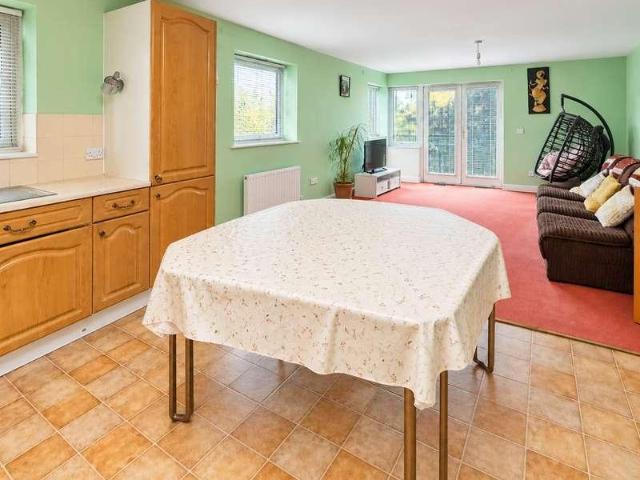 2 bed flat for sale