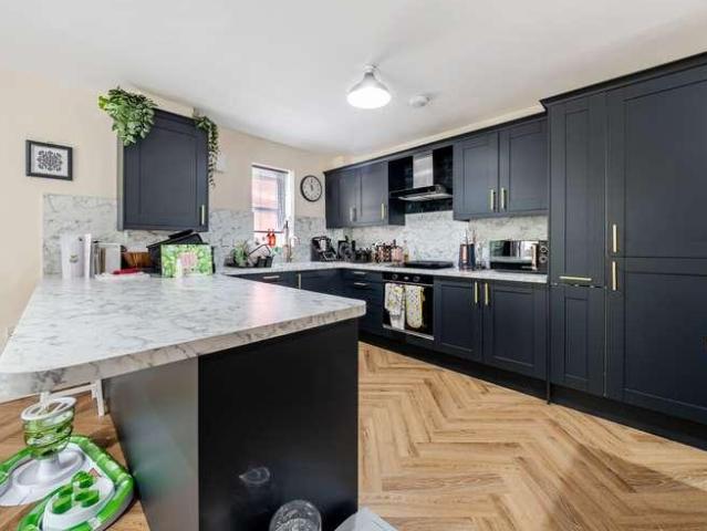 2 bed flat for sale