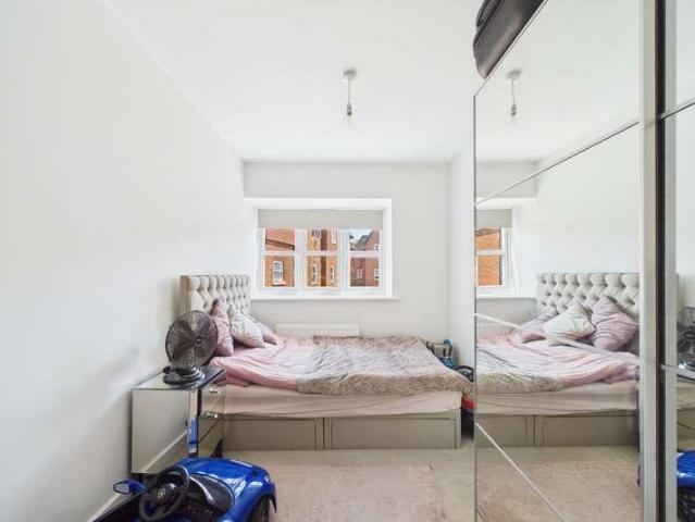 2 bed flat for sale