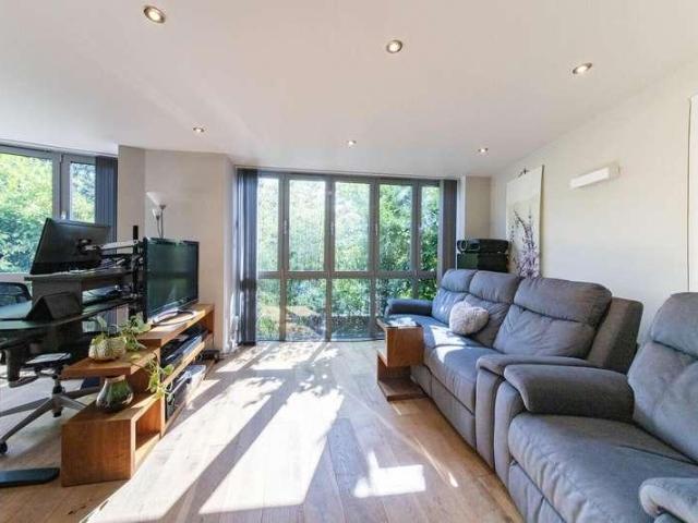 2 bed flat for sale