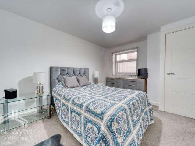 2 bed flat for sale