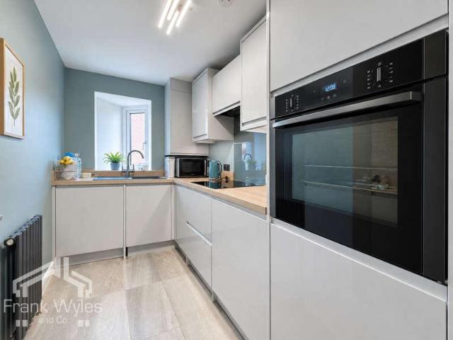 2 bed flat for sale