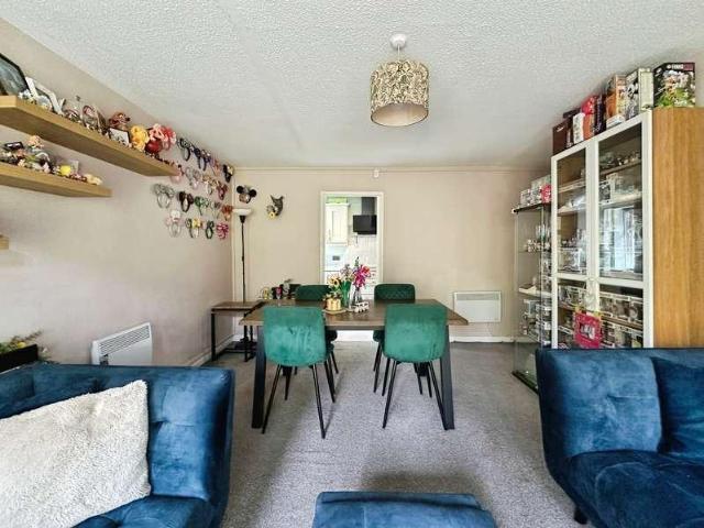 2 bed flat for sale