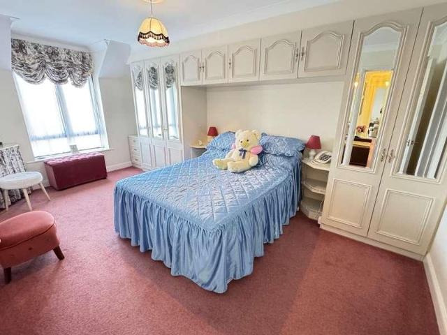 2 bed flat for sale