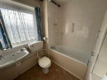 2 bed flat for sale