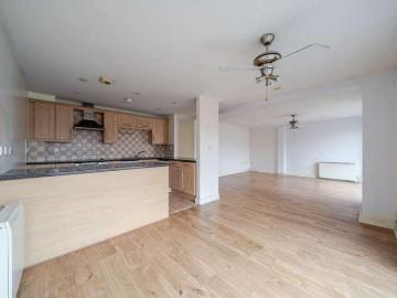 2 bed flat for sale