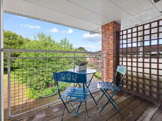 2 bed flat for sale