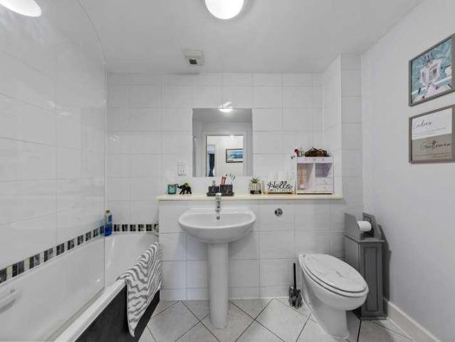 2 bed flat for sale