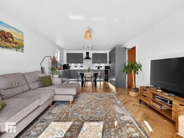 2 bed flat for sale