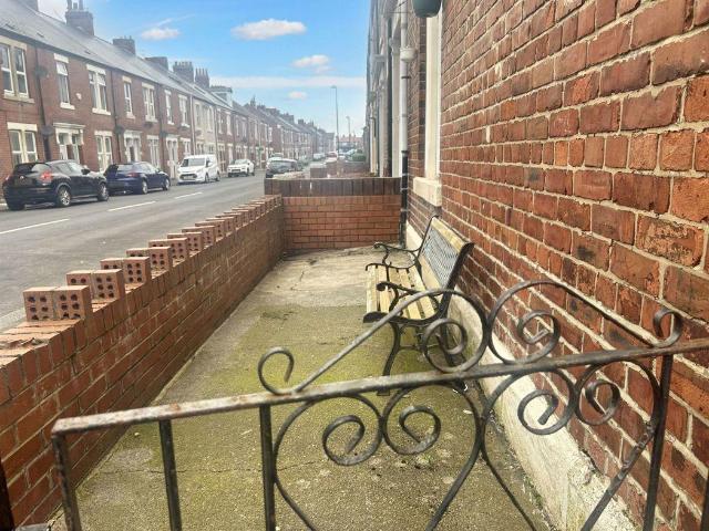 2 bed flat for sale