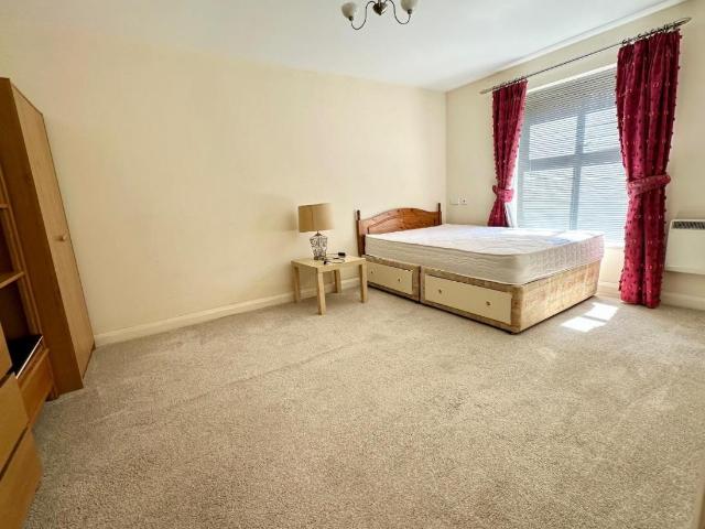 2 bed flat for sale