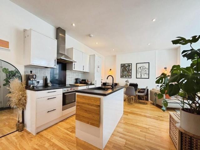 2 bed flat for sale