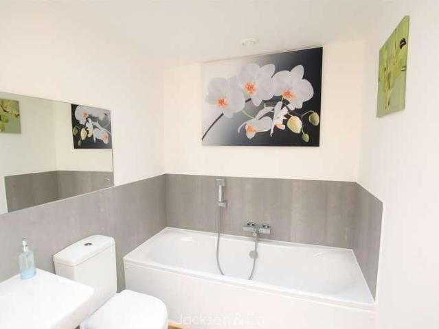 2 bed flat for sale