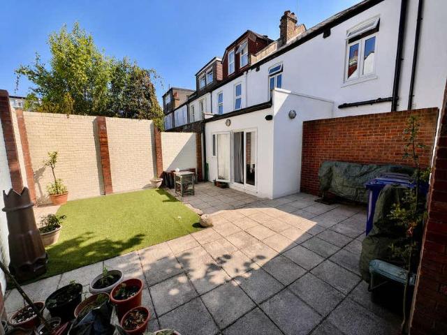 2 bed flat for sale