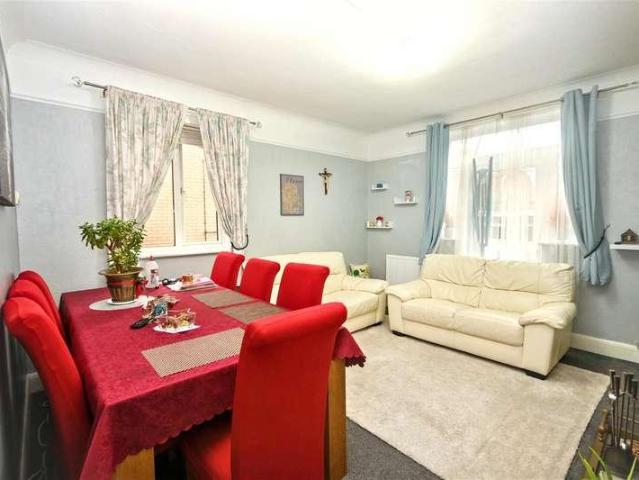2 bed flat for sale